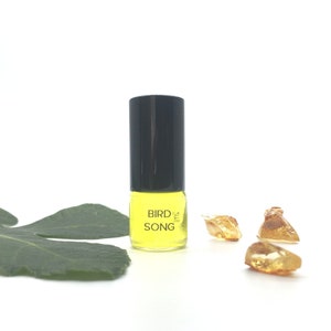2ML SAMPLE - Birdsong Natural Botanical Vegan Perfume Oil. Peaches, Green tea, Osmanthus, Gardenia, Plant Extracts, Oils and Tinctures.