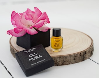 Old Nubia - Aceite de perfume vegano botánico natural. Oscuro, animal. Especia. Oriental, Oud Assam, Oud Cambodi, Nardo, raíz de Orris, caja de regalo.