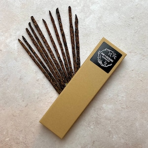 手巻きハーブミルラとハーブのお香スティック。落ち着きと癒し効果があります。エッセンシャルオイル入りの高級お香