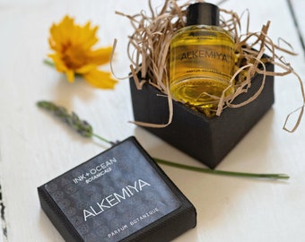 Aceite de Perfume Vegano Botánico Natural de Alkemiya. Woody, Earthy, Warm. Jengibre, Pettigrain, Mosa, Pachulí, Sándalo, Benzoin, regalo en caja.