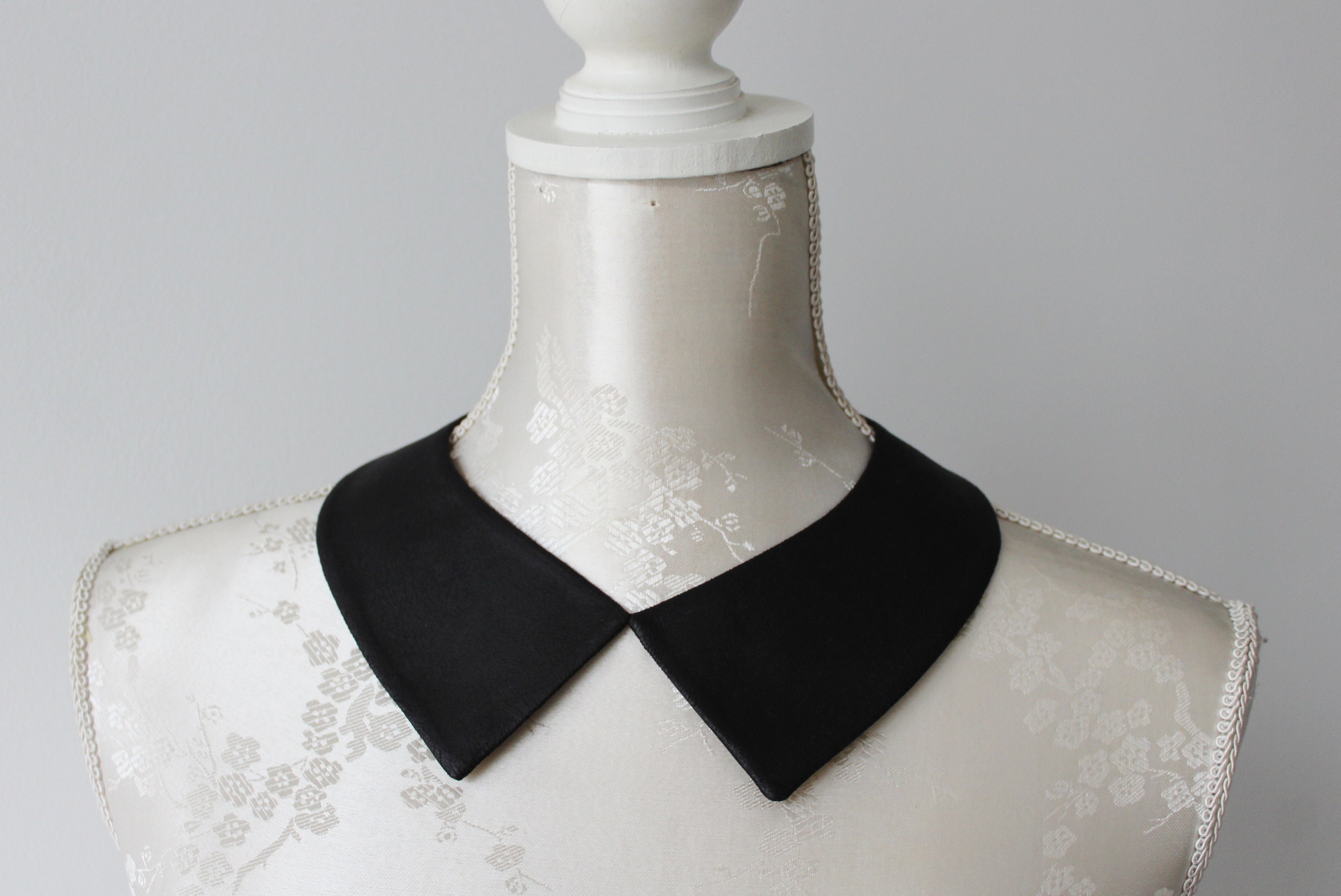 Leather collar necklace in black color pointed shape detachable…