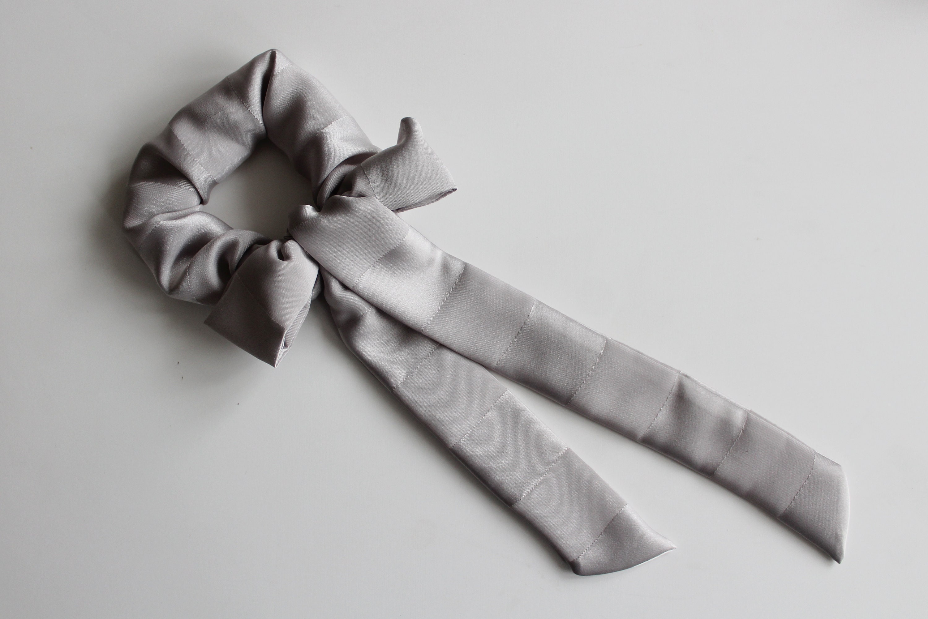 2 Stück Satin-Haargummis Mit Schleife – Geknoteter Scrunchy Mit Langem Band (Rot, 8 Cm Durchmesser)