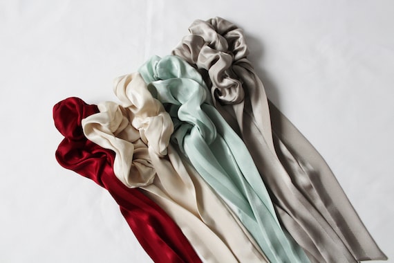2 Stück Satin-Haargummis Mit Schleife – Geknoteter Scrunchy Mit Langem Band (Rot, 8 Cm Durchmesser)
