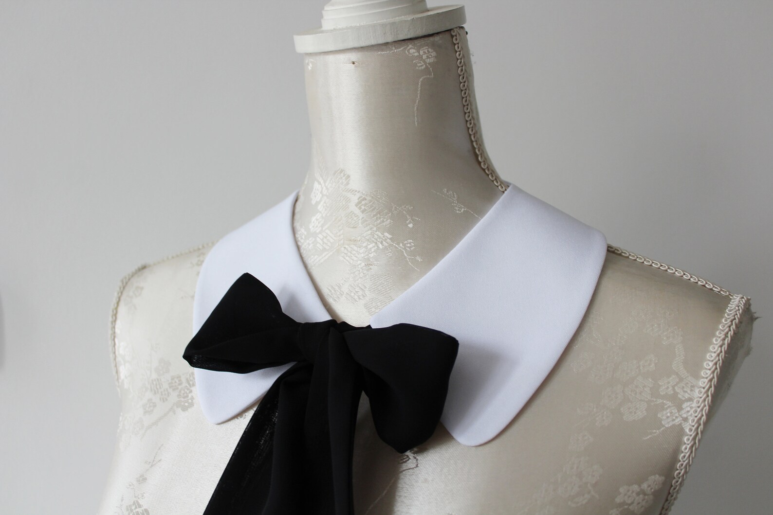 White Collar Necklace With Black Ribbon Bow Pointed Shape Detachable ...