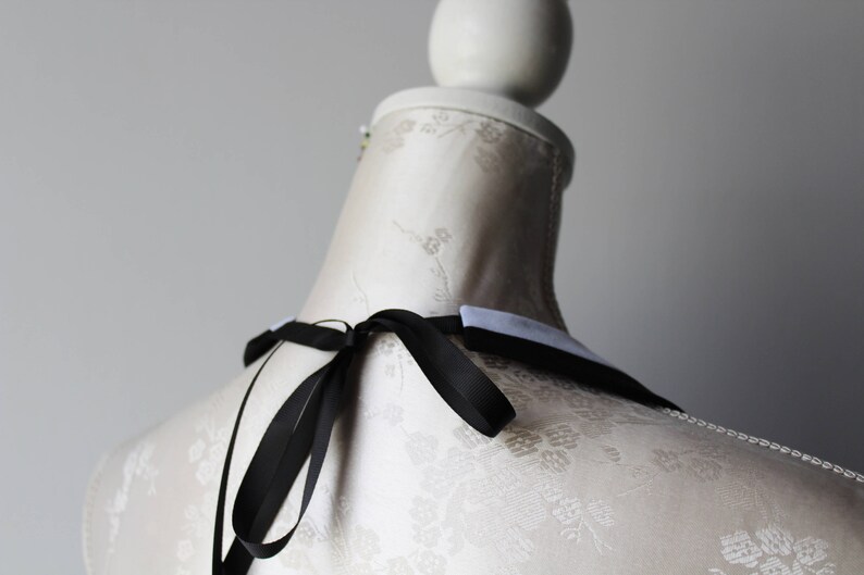 White Black collar necklace with ribbon pointed shape detachable removeable accessories for women two-sided peter pan classic minimal elegan