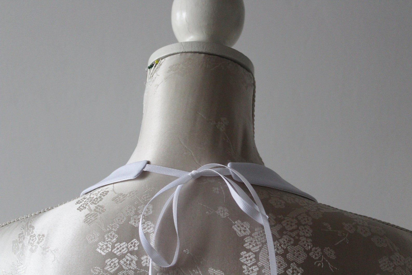 White Collar Necklace Two-sided Matt Satin Ribbon Round Shape ...