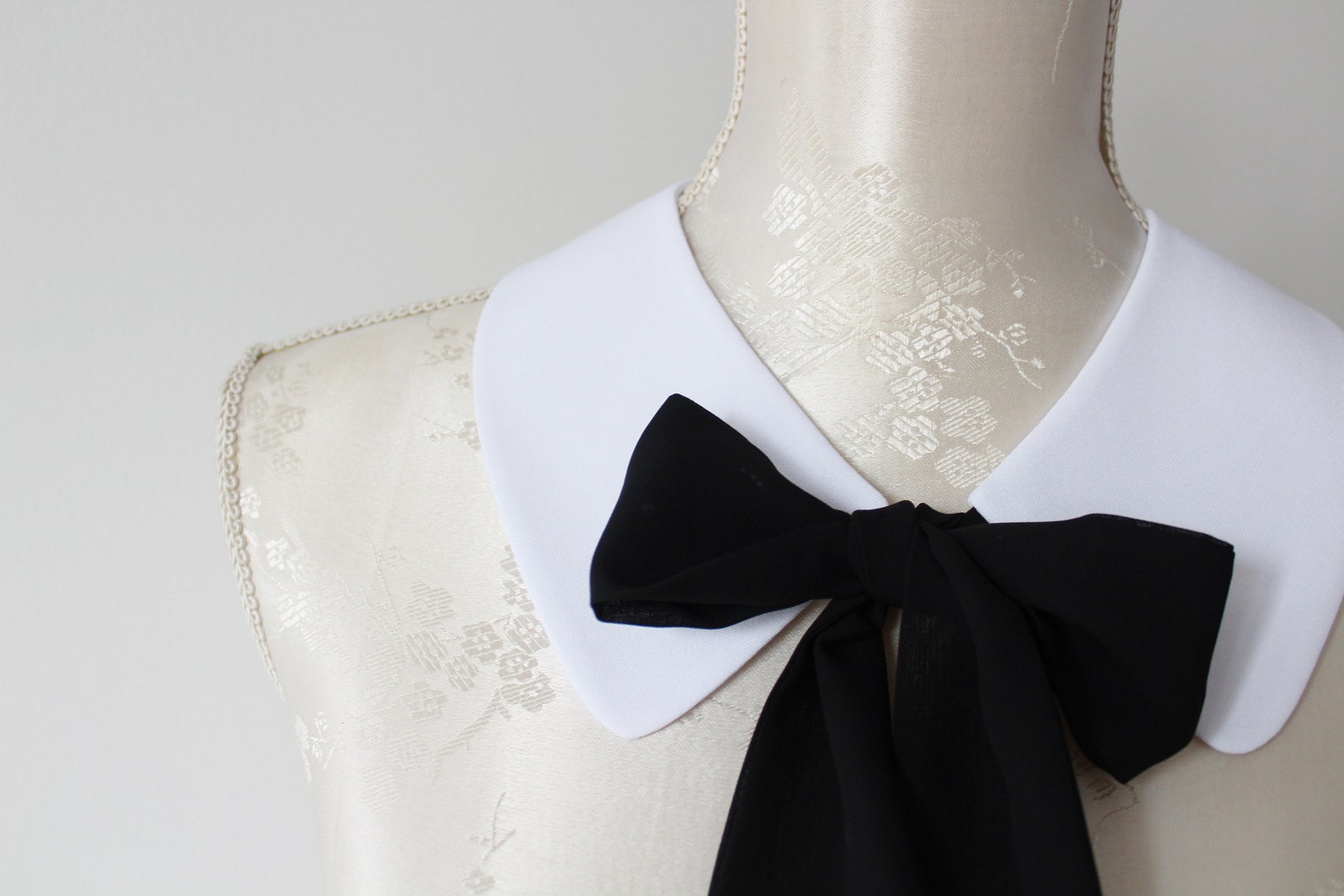 White Collar Necklace With Black Ribbon Bow Pointed Shape Detachable ...