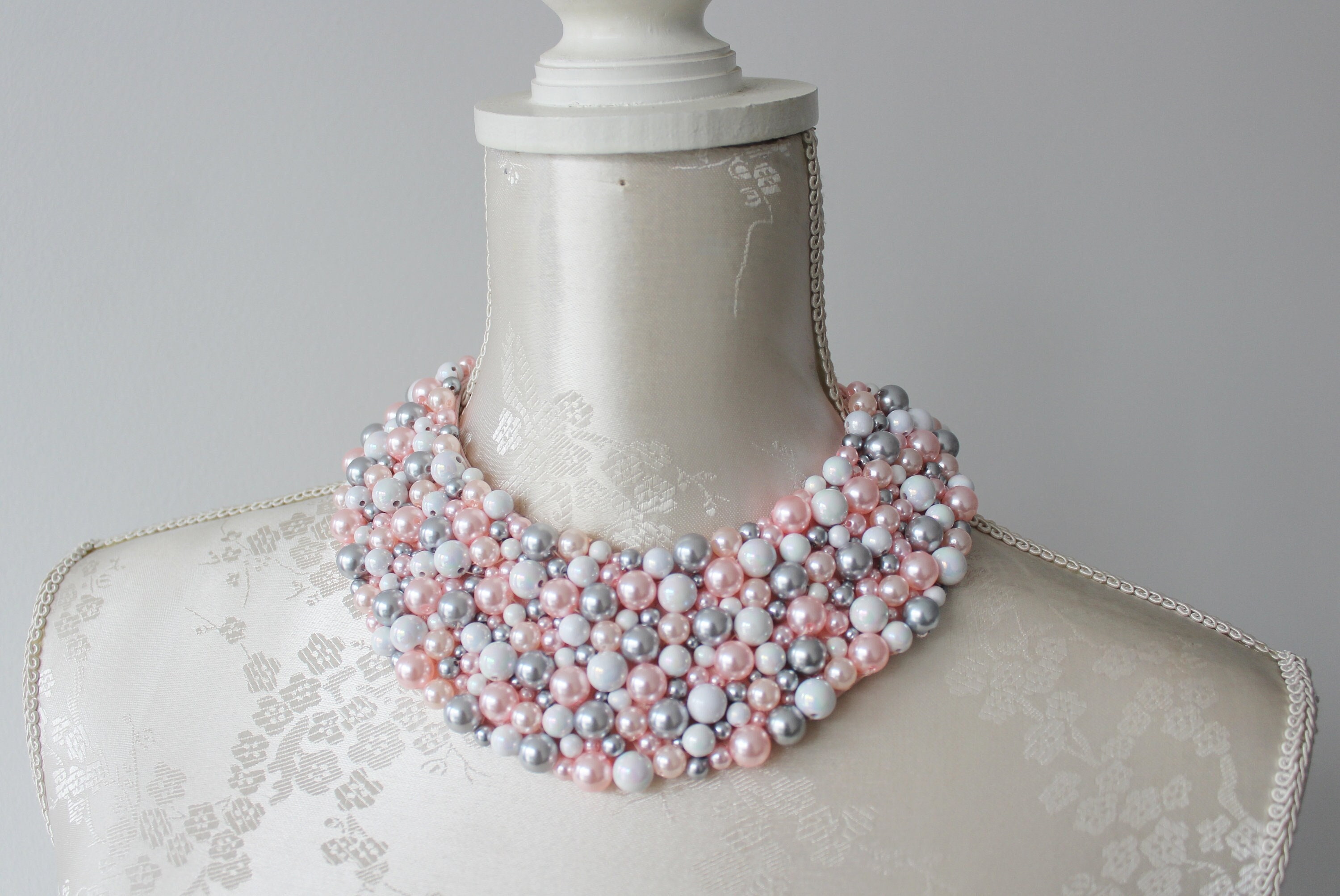 Collier Ras Du Cou Plastron Strass Blancs Sur Bronze Avec Pampilles Laiton - Style Rétro - Très Bon état