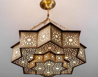 Könnte beinhalten: Eine sternförmige Leuchte in Messingfarbe mit aufwendigen geometrischen Ausschnitten. Die Leuchte wird mit einer Kette und einer zentralen Stange an der Decke befestigt. Das Design weist mehrere Schichten und einen warmen, einladenden Schein auf.