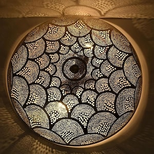 Luminária de teto marroquina em latão com acabamento prateado (45,7 cm, perfurada à mão)