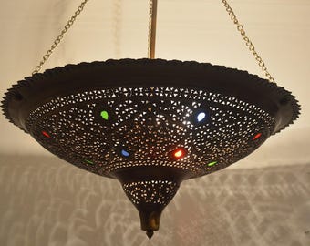 Marokkanischer Schalenleuchter in rustikaler Bronze, ein handgefertigter Messing-Stehstrahler an drei Ketten mit farbigem Glas für ein Esszimmer