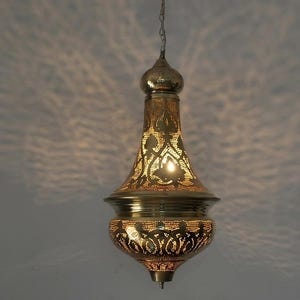 Lampe à suspension marocaine en laiton, percée à la main (12" de large, 20" de haut)