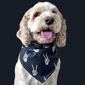 Halloween gruselige Skeleton Peace Zeichen und Rock auf Krawatte auf Hundehalstuch von Cheffy und Co