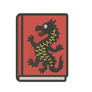 Puede incluir: Un libro rojo con una ilustración de dragón negro en la portada. El dragón tiene escamas amarillas y un ojo blanco.
