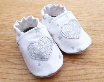 Baby zachte slippers in leer en katoen sterren en zilveren hart ideaal voor een geboorte cadeau.