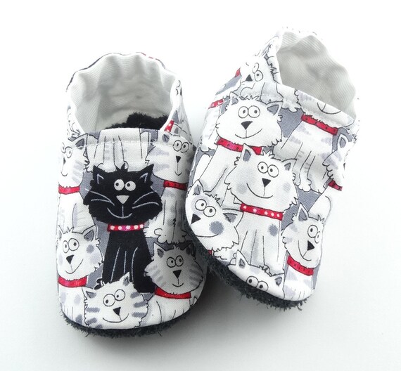 Chat Noir Et Blanc Marchant Dans Les Gras Image Stock