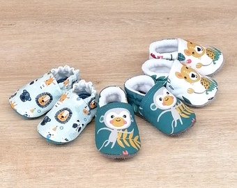 Babyschuhe mit rutschfesten Ledersohlen und Obermaterial aus Baumwolle, mit Koala- oder Pandamotiven.