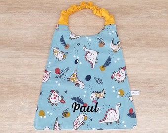 Serviette de table enfant élastiquée avec prénom en coton avec dinosaures pour la cantine à la maternelle