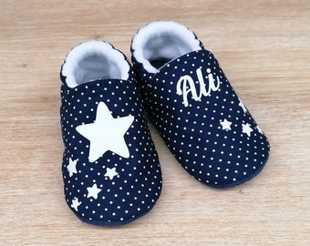 Chaussons bébé personnalisables semelle cuir et dessus en coton bleu avec étoiles idéal pour un cadeau naissance, chaussons prénom enfant