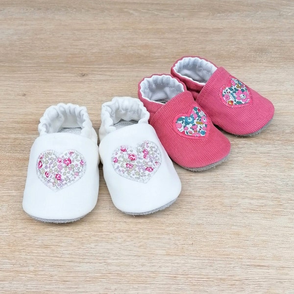 Chaussons bébé semelle cuir antidérapante et dessus coton velours et coeur Liberty