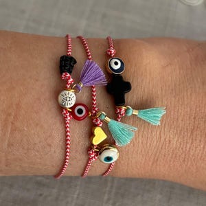 Pulsera de cordón a rayas rojas y blancas de marzo: Amuleto griego de la buena suerte