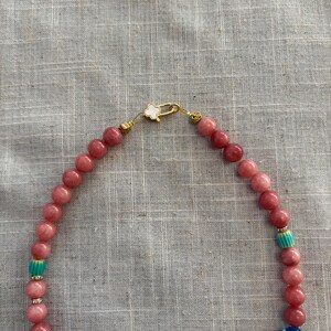 Frida Kahlo pärlhalsband, rosa jadepärlberlock, blommahänge, present till mamma bild 8