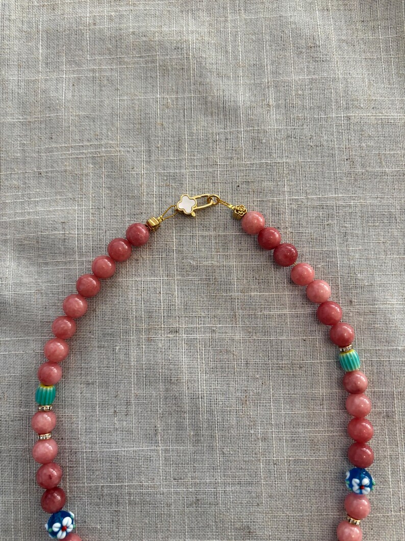 Frida Kahlo pärlhalsband, rosa jadepärlberlock, blommahänge, present till mamma bild 8
