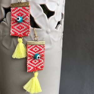 Kolczyki z czerwonymi beżowymi talizmanami, prezent dla niej/mamy, kolczyki z żółtymi frędzlami Evil Eye, długi cygański etniczny amulet, tkana biżuteria na szczęście