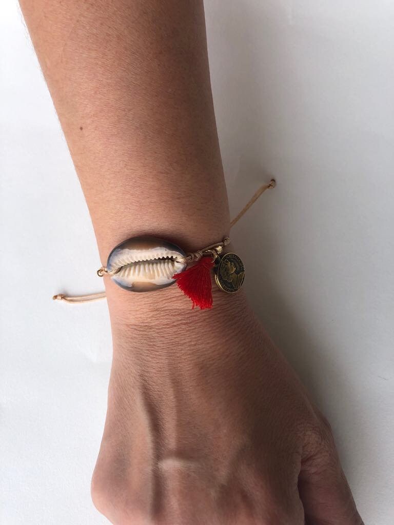 大きなタカラガイのブレスレット：コインとタッセル付きのボヘミアンビーチジュエリー - Etsy 日本