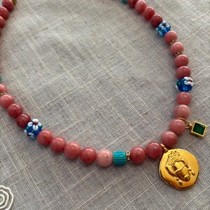 Frida Kahlo pärlhalsband, rosa jadepärlberlock, blommahänge, present till mamma bild 7
