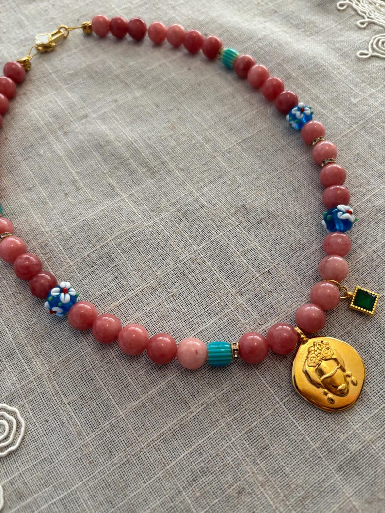 Frida Kahlo pärlhalsband, rosa jadepärlberlock, blommahänge, present till mamma bild 7