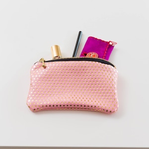 Różowa skórzana kopertówka ze złotymi metalowymi kropkami – torebka wieczorowa lub kosmetyczka