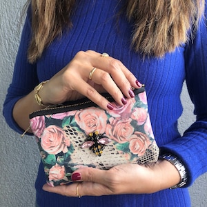 Rosas en bolsa de cuero con estampado de serpiente, bolso de cuero de vaca, regalo de Navidad de lujo, bolsa de cremallera con decoración de abejas, embrague de noche, billetera, bolso de maquillaje