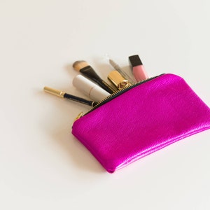 Fuksjowa skórzana saszetka na zamek błyskawiczny: metaliczna, intensywnie różowa kopertówka