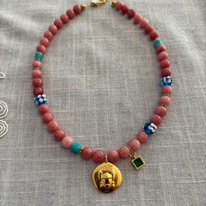 Frida Kahlo pärlhalsband, rosa jadepärlberlock, blommahänge, present till mamma bild 5