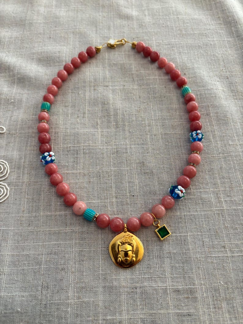 Frida Kahlo pärlhalsband, rosa jadepärlberlock, blommahänge, present till mamma bild 5