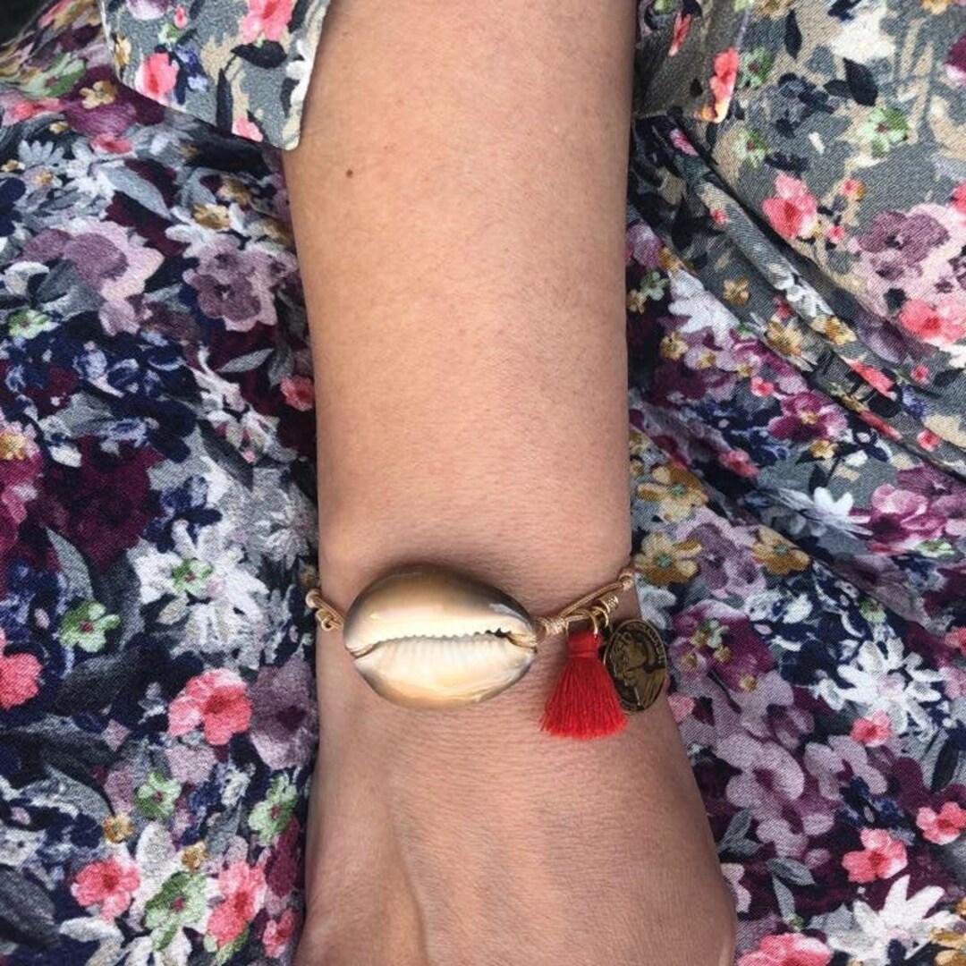 大きなタカラガイのブレスレット：コインとタッセル付きのボヘミアンビーチジュエリー - Etsy 日本