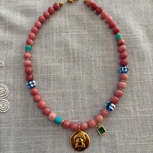 Frida Kahlo pärlhalsband, rosa jadepärlberlock, blommahänge, present till mamma bild 13