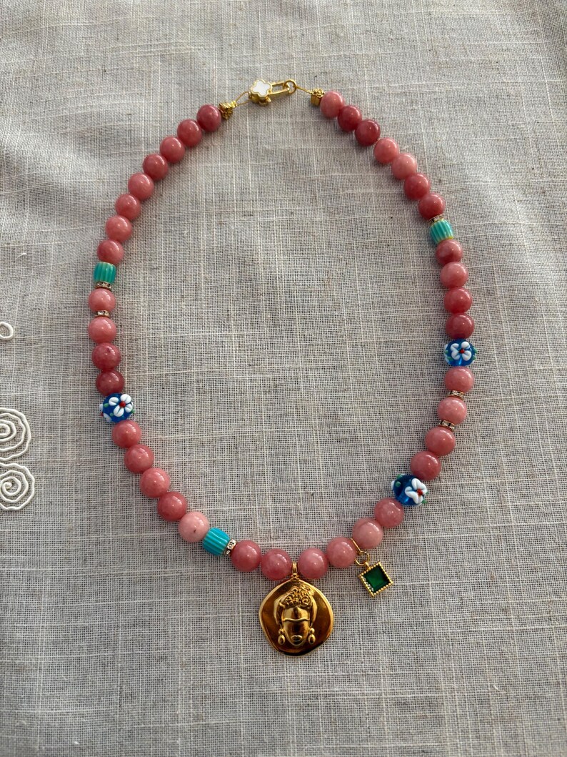 Frida Kahlo pärlhalsband, rosa jadepärlberlock, blommahänge, present till mamma bild 13