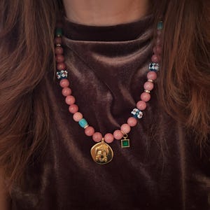 Frida Kahlo pärlhalsband, rosa jadepärlberlock, blommahänge, present till mamma bild 3