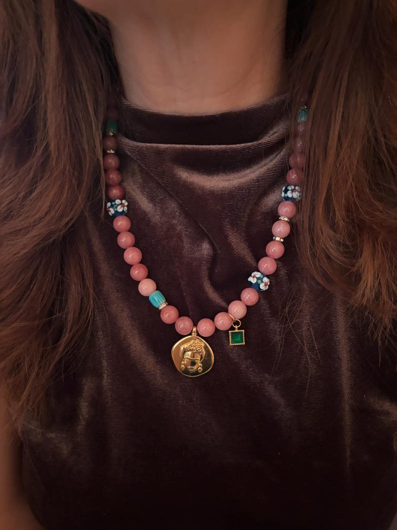 Frida Kahlo pärlhalsband, rosa jadepärlberlock, blommahänge, present till mamma bild 3