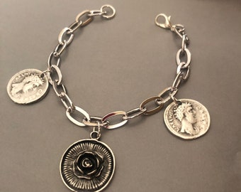 Pulsera de plata con cadena gruesa y monedas: joyería bohemia con dijes florales