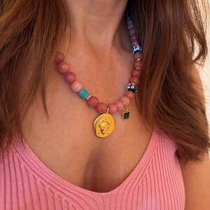 Frida Kahlo pärlhalsband, rosa jadepärlberlock, blommahänge, present till mamma bild 6