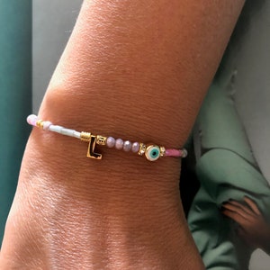 Pulseira de monograma personalizada com miçangas pastel minúsculas, presente de Natal para mãe/irmã/melhor amiga/esposa, letra inicial de miçangas mistas de sementes, joia do alfabeto de miçangas de mau-olhado