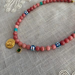 Frida Kahlo pärlhalsband, rosa jadepärlberlock, blommahänge, present till mamma bild 12