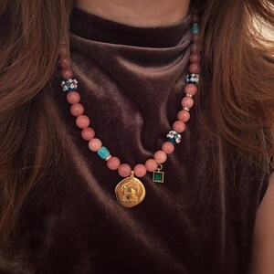 Frida Kahlo pärlhalsband, rosa jadepärlberlock, blommahänge, present till mamma bild 11