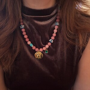 Frida Kahlo pärlhalsband, rosa jadepärlberlock, blommahänge, present till mamma bild 9
