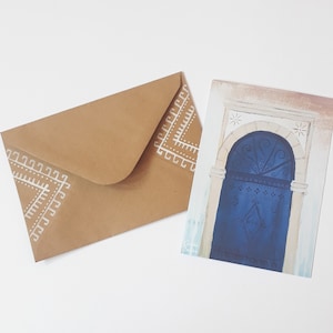 Carte postale du Maroc + enveloppe peinte à la main – DIN A6 – Porte marocaine bleue – Carte de vœux du Maroc – Carte postale d'Essaouira – Peinture du Maroc