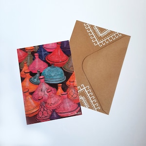 Carte postale colorée du Maroc + enveloppe peinte à la main – Tajines colorés – Art marocain – Carte de vœux orientale – Bazar marocain