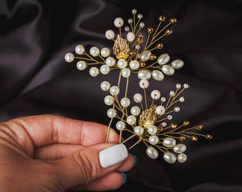 Pearl hair pins set Gold leaves hair piece Wedding hair accessories bridesmaids gift Small delicate white bridal hair pins piece